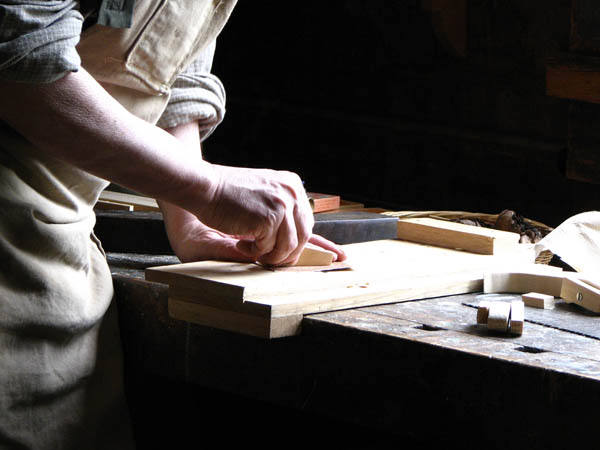 Nuestro equipo de profesionales cuenta  con muchos años de contrastada <strong>experiencia</strong> en el sector de la <strong>carpintería de madera en Cercedilla</strong>.